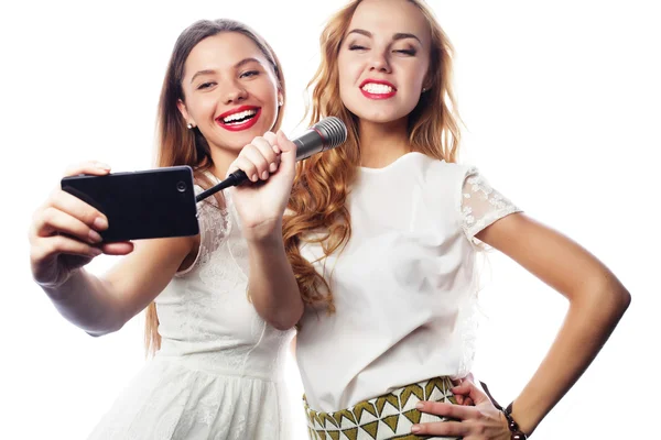 Ragazze di bellezza con un microfono che cantano e fanno selfie — Foto Stock