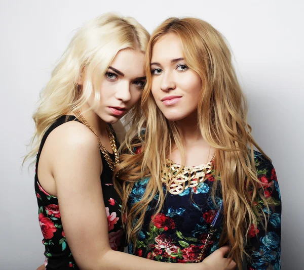 Two girl friends together smiling — Stock Photo, Image