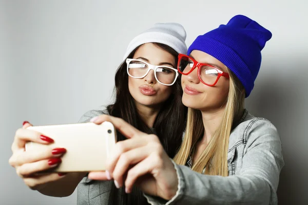 Due ragazze adolescenti amiche in abito hipster fanno selfie — Foto Stock