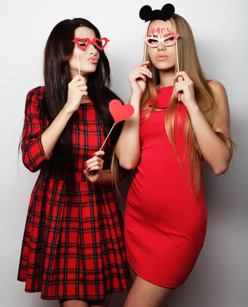 Filles meilleurs amis portant robe rouge prêt pour la fête — Photo