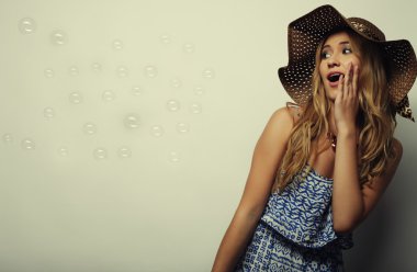 Saman yaz şapkalı kadın