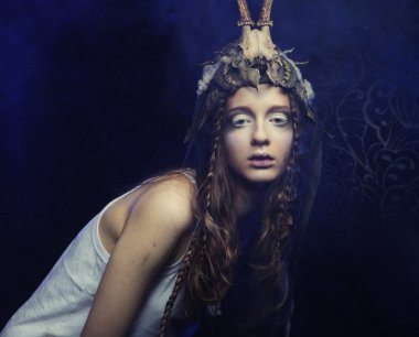 Yaratıcı saç stili ve parlak makyajlı bir model.