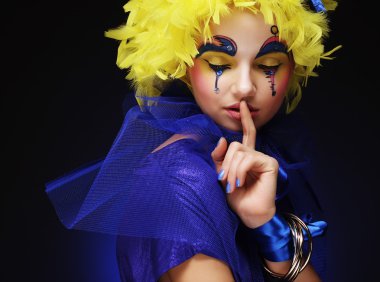 Sarı peruk tüy kadınla