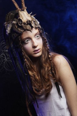 Yaratıcı saç stili ve parlak makyajlı bir model.