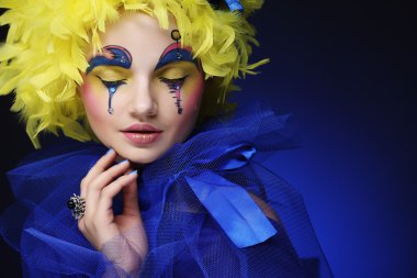 Sarı peruk tüy kadınla