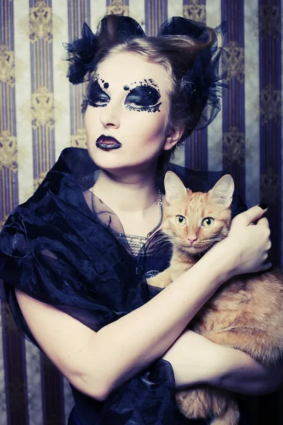 Vampirfrau mit Katze — Stockfoto