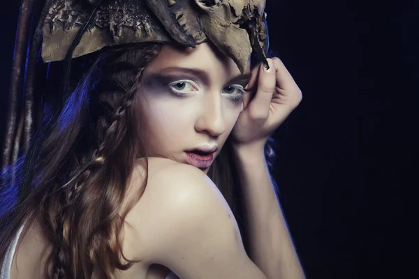 Model met creatief kapsel en heldere make-up — Stockfoto