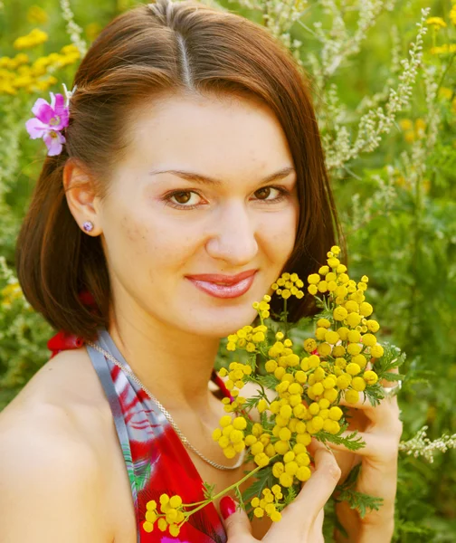 Young woman outdoor in the grass in summertime — Stock Photo, Image