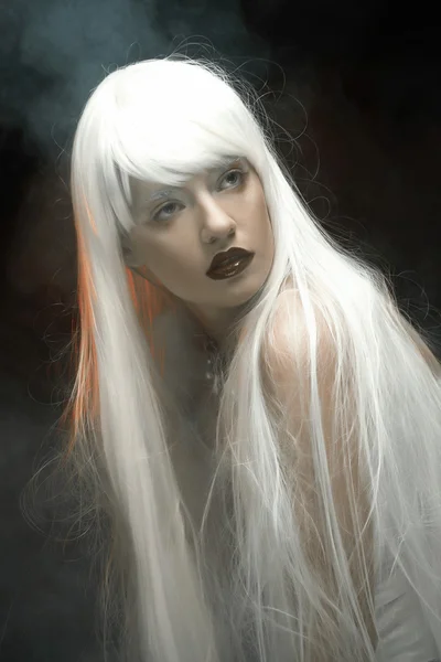 Женщина с великолепными белыми волосами — стоковое фото