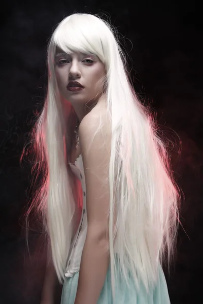 Mulher com cabelo branco magnífico — Fotografia de Stock