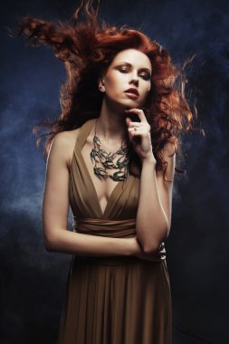 parlak kırmızı kıvırcık saçlı kadın