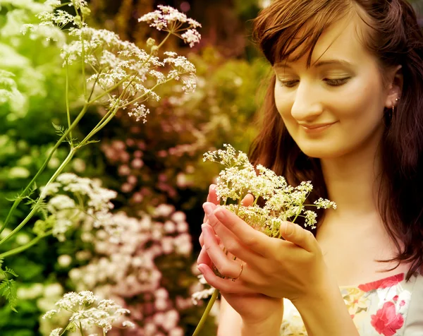 Giovane donna nel giardino estivo — Foto Stock