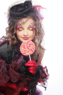 Yaratıcı makyajlı kız lolipop tutuyor.