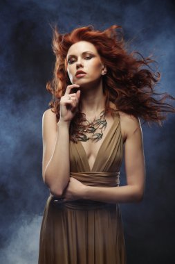 parlak kırmızı kıvırcık saçlı kadın