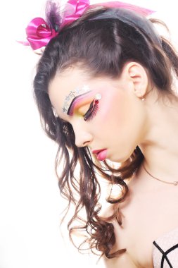 Sanatsal makyajlı güzel bir bayan..