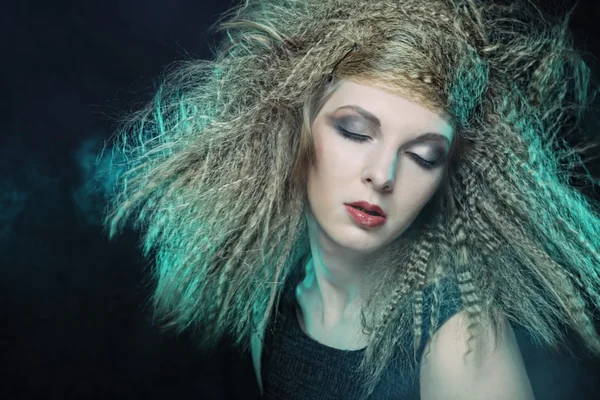Кучеряве світле вітрове волосся — стокове фото