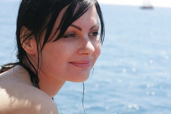 海で素敵なブルネットの女性 — ストック写真