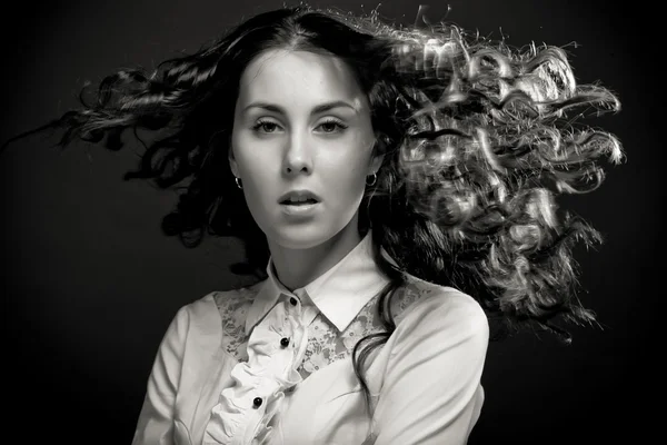 Retrato de uma jovem bonita com cabelo encaracolado . — Fotografia de Stock