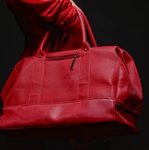Jovem com saco vermelho — Fotografia de Stock