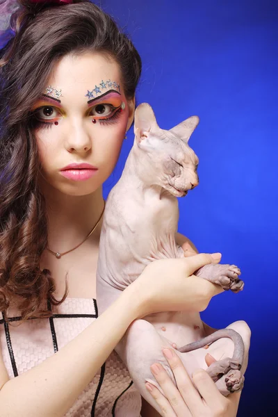 Jovem princesa com Sphynx gato . — Fotografia de Stock