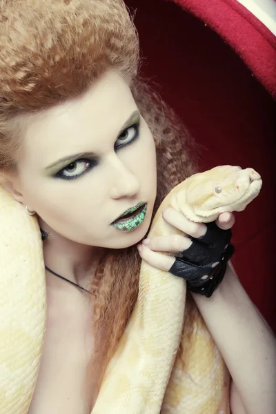 Femme tenant Python jaune — Photo