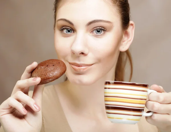 ผู้หญิงที่มีกาแฟและคุ้กกี้ — ภาพถ่ายสต็อก