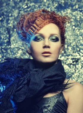 Gümüş arka plan üzerinde Dişileştirilmiş kadın