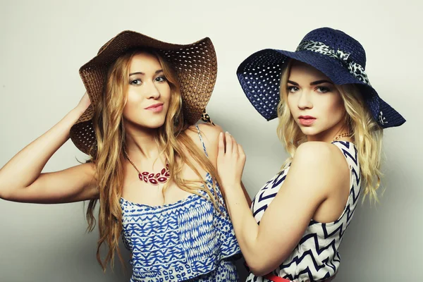 Chicas amigos riendo y abrazo — Foto de Stock