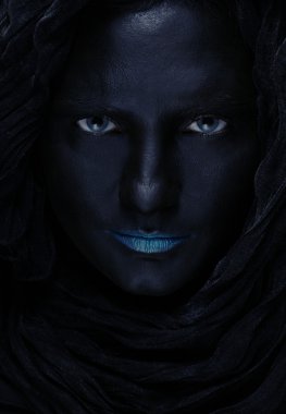 model siyah bir yüzü ile.