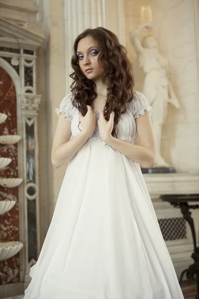 Jovem senhora vitoriana em vestido branco — Fotografia de Stock