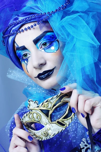 Женщина с маской в креативном театральном образе . — стоковое фото