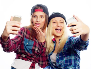 iki genç komik kadın