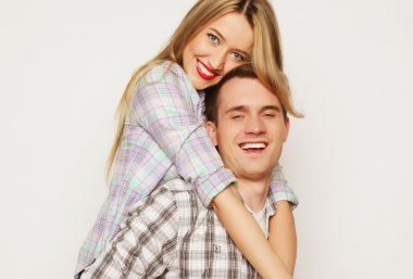 delikanlı kız sırtında taşıyan.