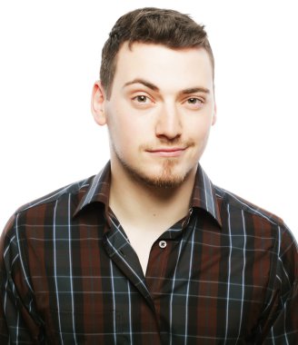 Gömlekli yakışıklı genç adam kameraya bakıyor.