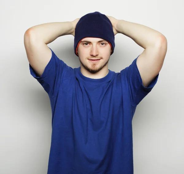 Man in blauw t-shirt en blauw hoed. — Stockfoto