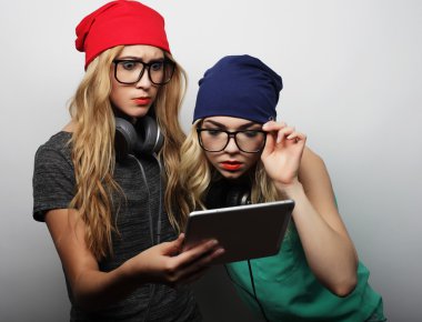 iki hippi kız arkadaş dijital tablet kullanmak