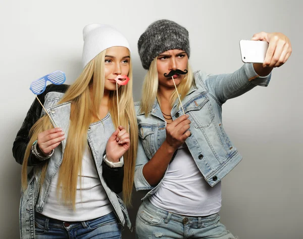 Dos amigas adolescentes en traje hipster hacen selfie —  Fotos de Stock