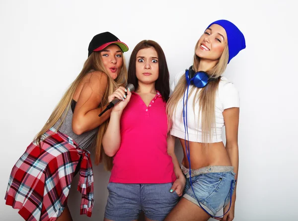 Beleza hipster meninas com um microfone cantar e se divertir — Fotografia de Stock