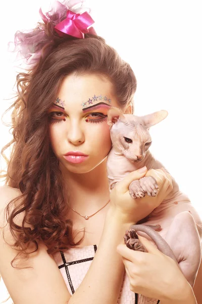 Kvinna med kreativt ansikte håller Sphynx katt — Stockfoto