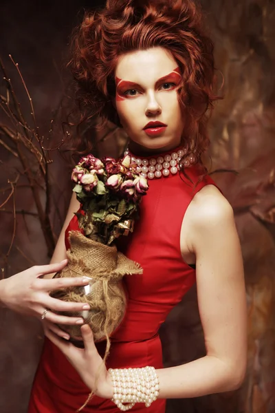 Krásná dívka se suchými růžemi — Stock fotografie