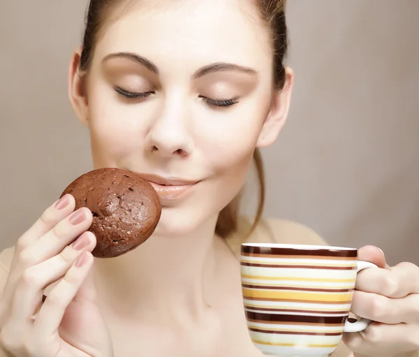 コーヒーとクッキーを持つ女性 — ストック写真