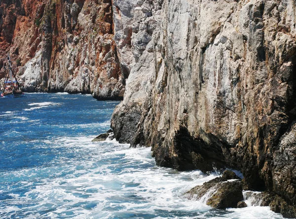 Roca, mar y olas en Turquía — Foto de Stock