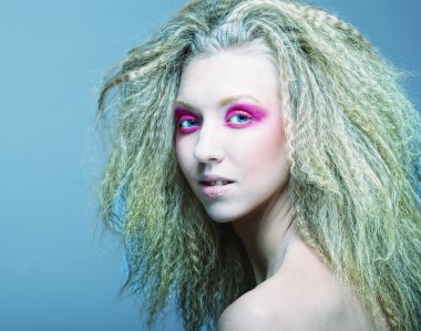 pembe makyaj sarışın