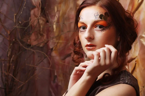 Pelirroja mujer con brillante maquillaje creativo — Foto de Stock