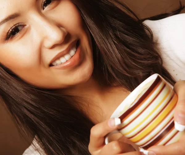 Bonita asiático mulher beber café — Fotografia de Stock