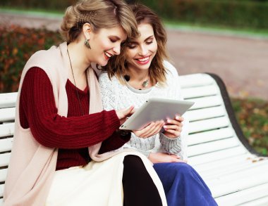 güzel kadınlar kızlar sonbahar tablet açık kullanma