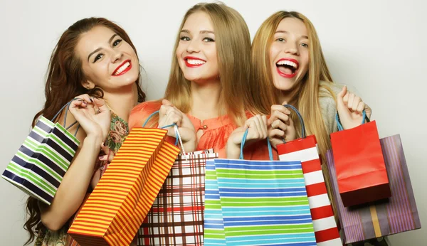 Schöne junge Frauen mit Einkaufstaschen — Stockfoto