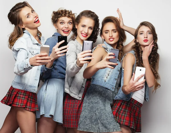 Studioporträt von fünf hinreißenden jungen Frauen beim Selfie — Stockfoto