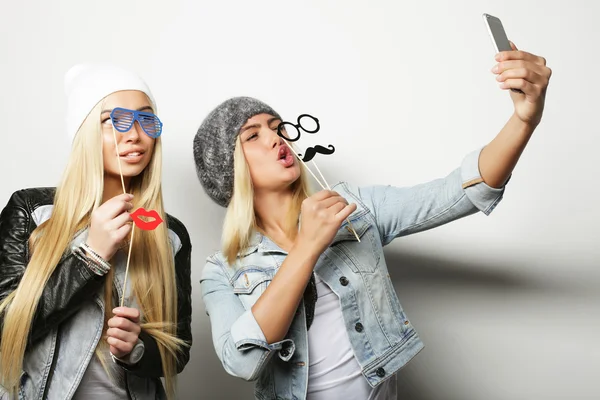 Deux adolescentes amies en tenue hipster font du selfie — Photo