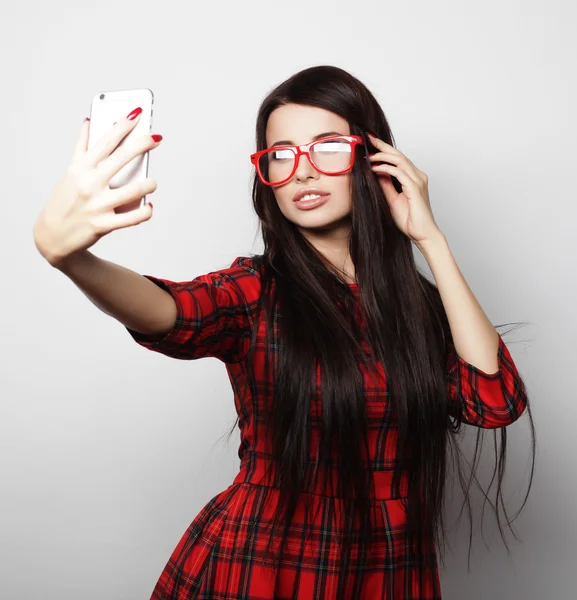 Vacker hipster flicka med selfie. — Stockfoto